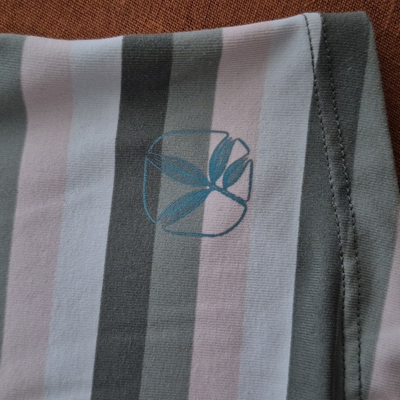 Carve Designs Cropped Rashguard - Picture 4 of 4